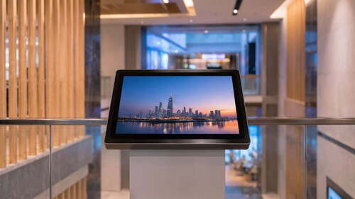 Dernières solutions de l'entreprise Les moniteurs tactiles capacitifs offrent des solutions de lecteur multimédia interactif pour les applications d'affichage numérique